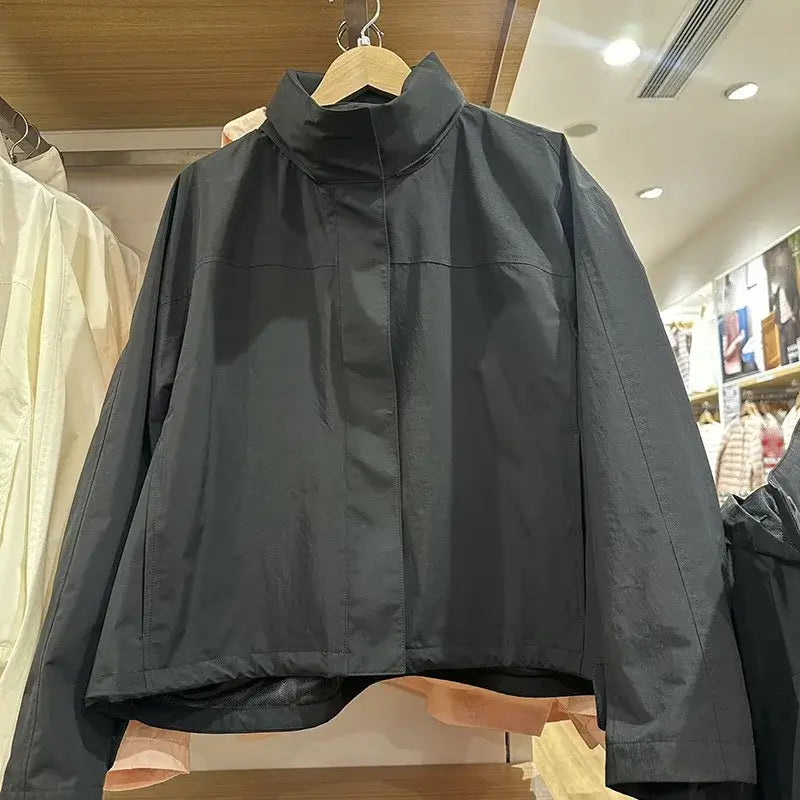 معطف نسائي رقيق بغطاء للرأس واقٍ من الرياح