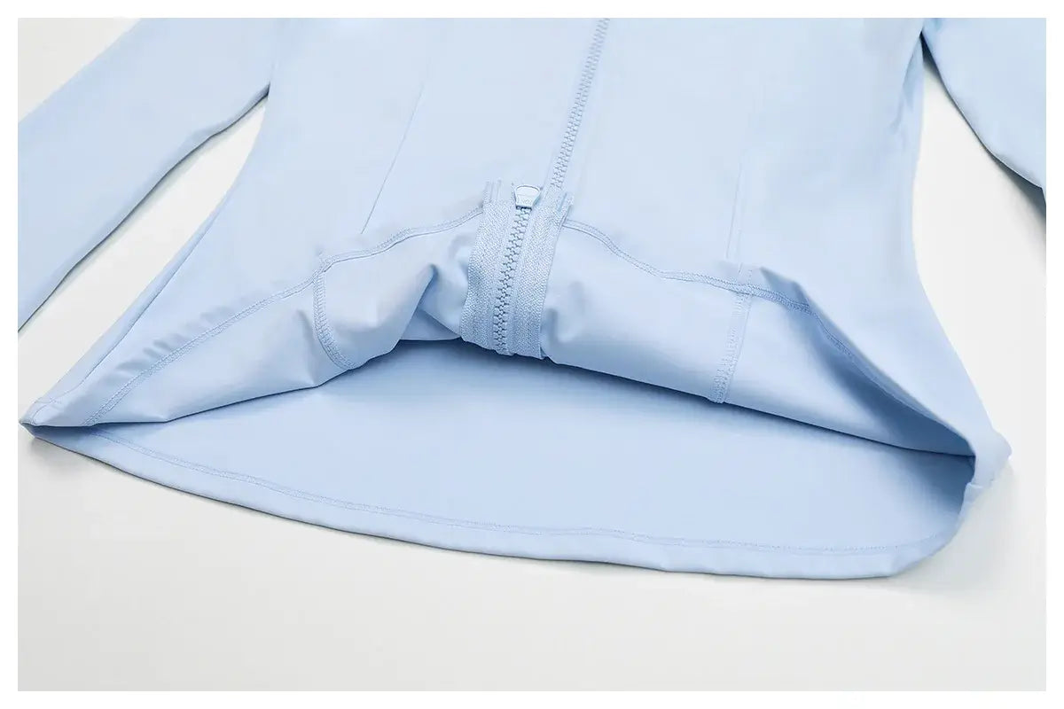 سترة تدريب نسائية مرنة بقصّة Slim Fit