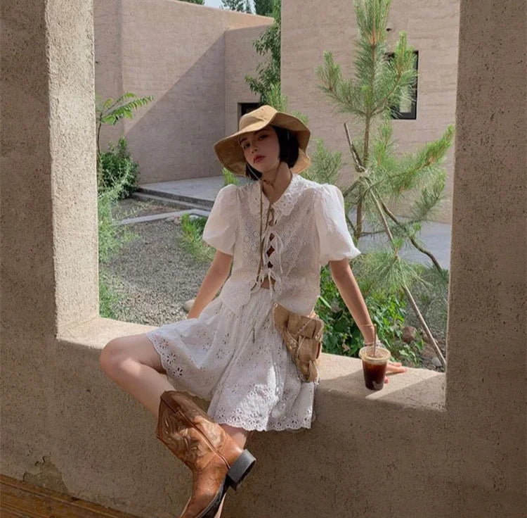 حذاء نسائي متوسط الساق من الجلد مطرز باللون الوردي