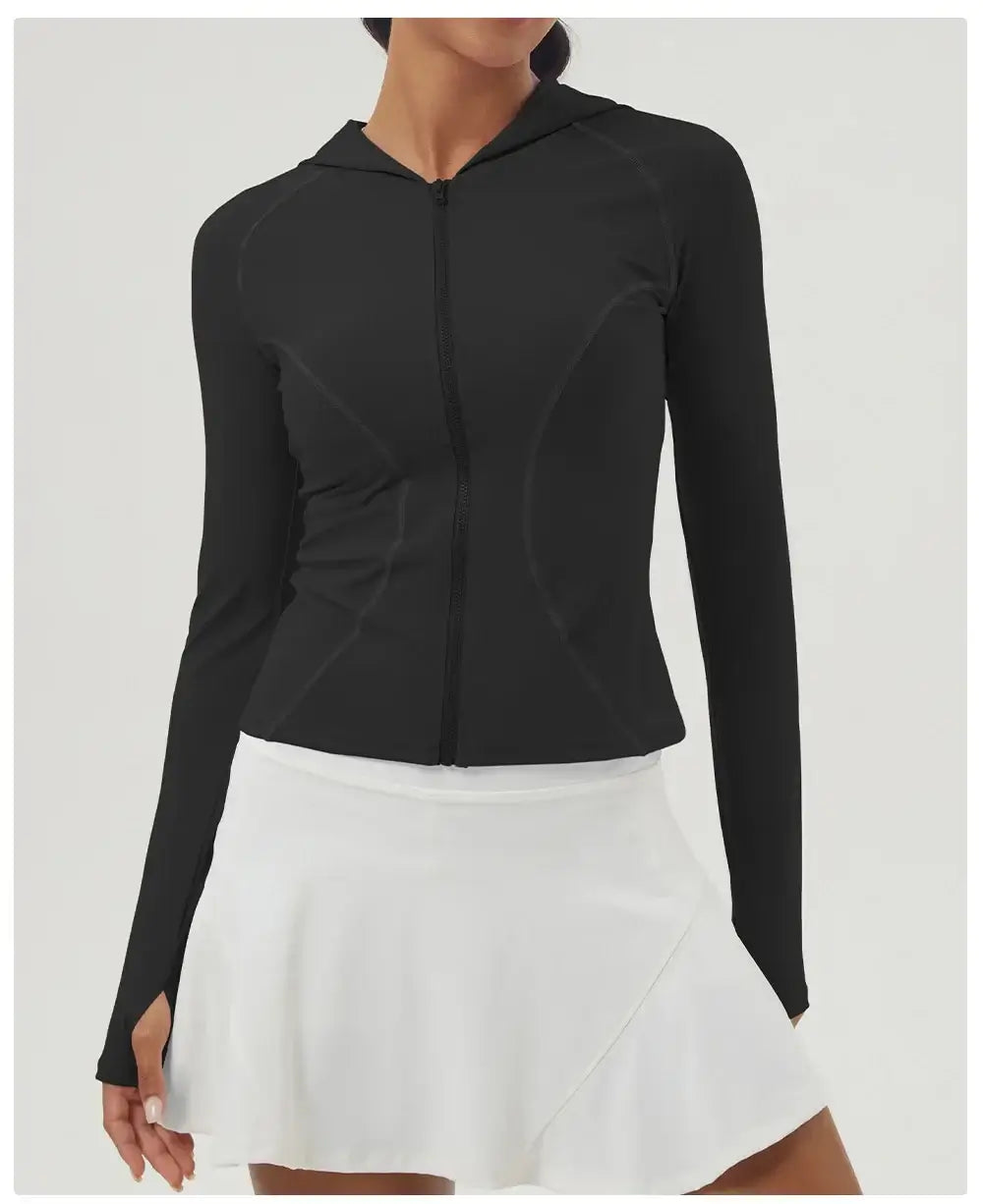 سترة لياقة بدنية نسائية بقصّة Slim Fit مع غطاء للرأس