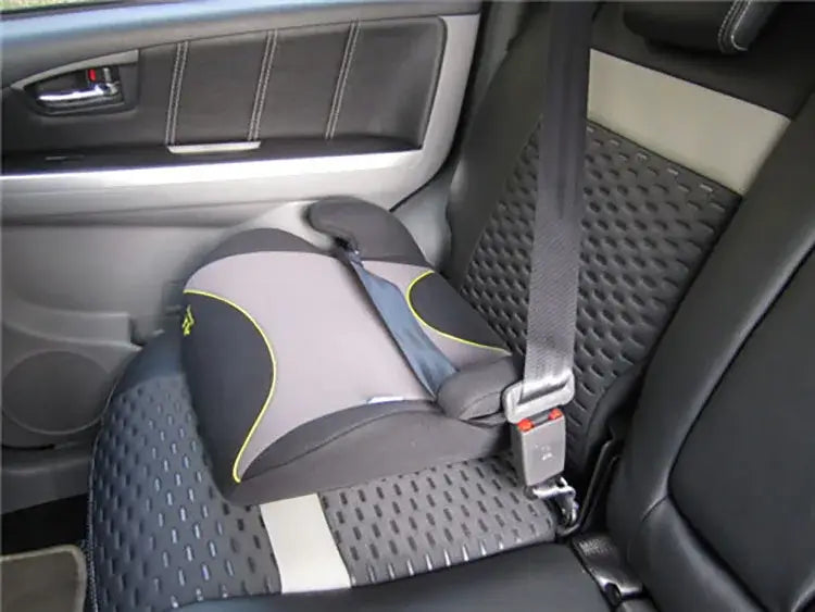 Japanese Lily brand child safety car seat suitable for ages 3-6, designed for comfort and safety in vehicles.