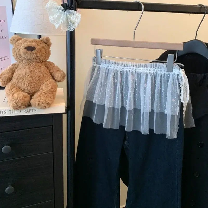 تنورة نسائية من الدانتيل بتصميم Y2K