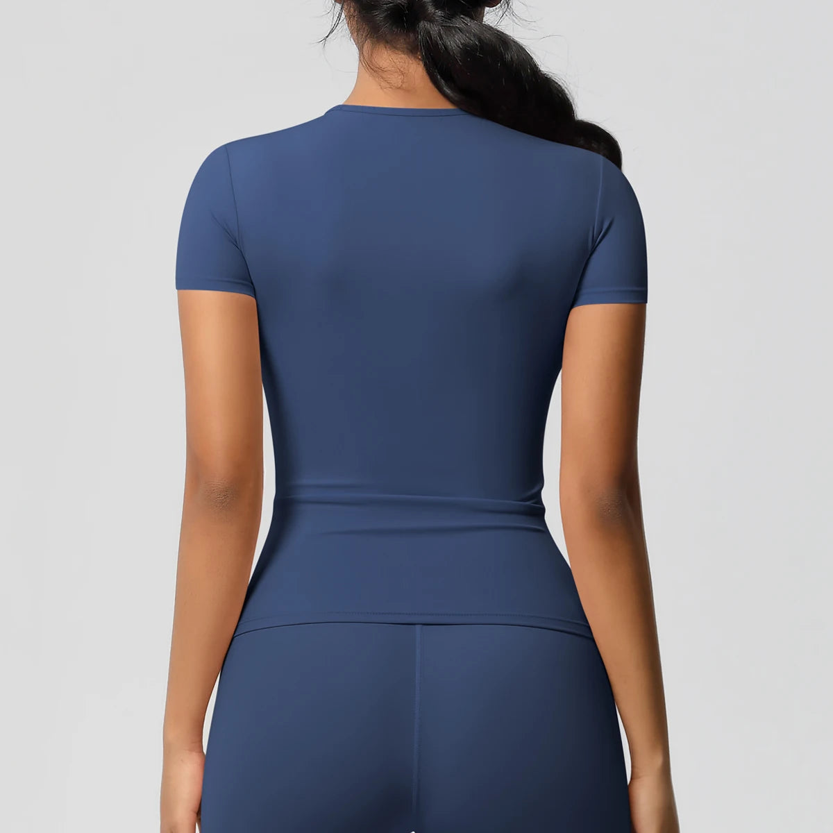 بلوزة رياضية نسائية مرنة وسريعة الجفاف