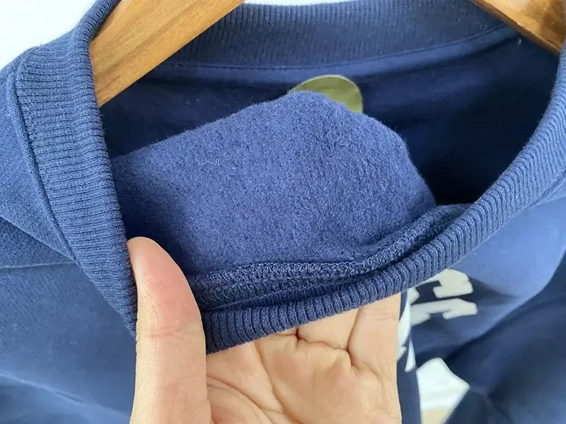 سويت شيرت نسائي بطبعة حروف عتيقة برقبة دائرية