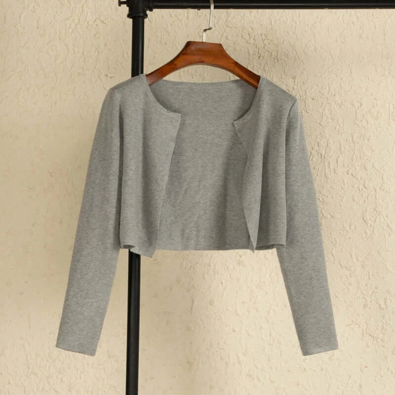 سترة نسائية سوداء قصيرة محبوكة