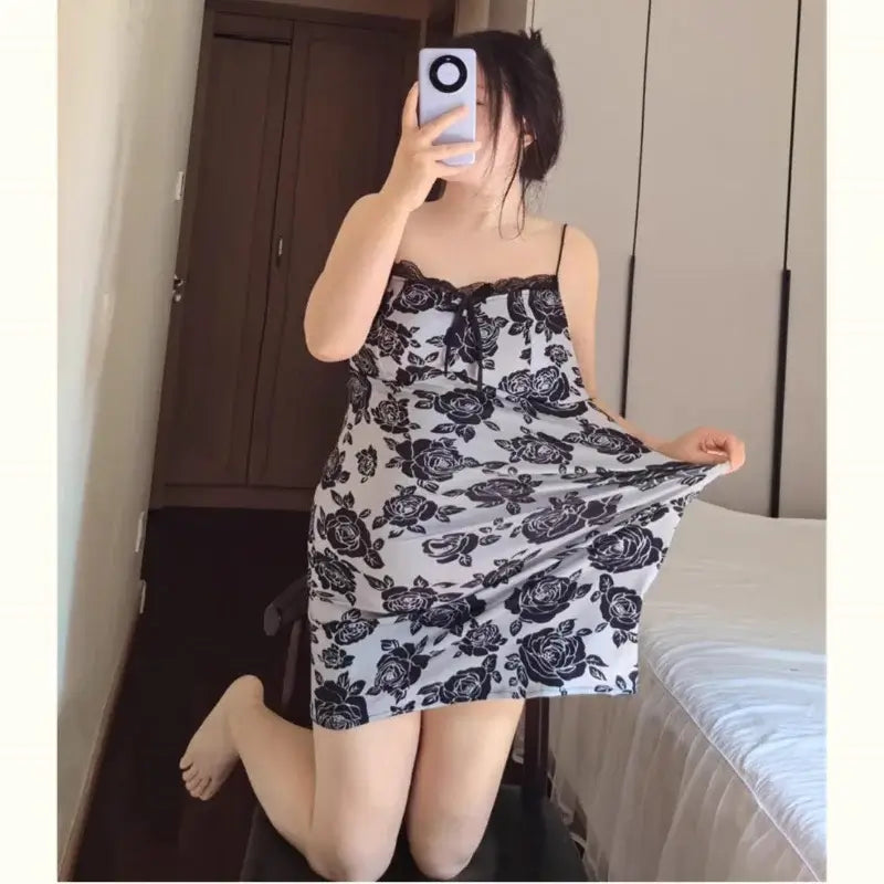 فستان نوم نسائي مقاس إضافي برباط من الدانتيل