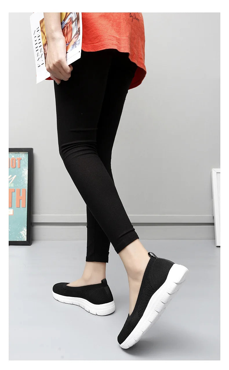 أحذية رياضية نسائية محبوكة على شكل جوارب