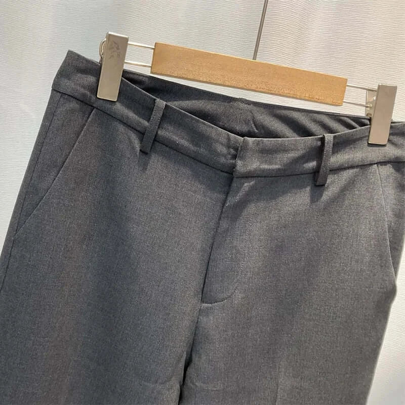 بدلة بليزر وبنطلون رمادي للنساء