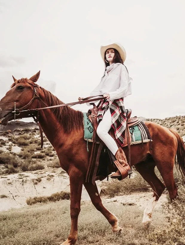 حذاء نسائي متوسط الساق من الجلد مطرز باللون الوردي