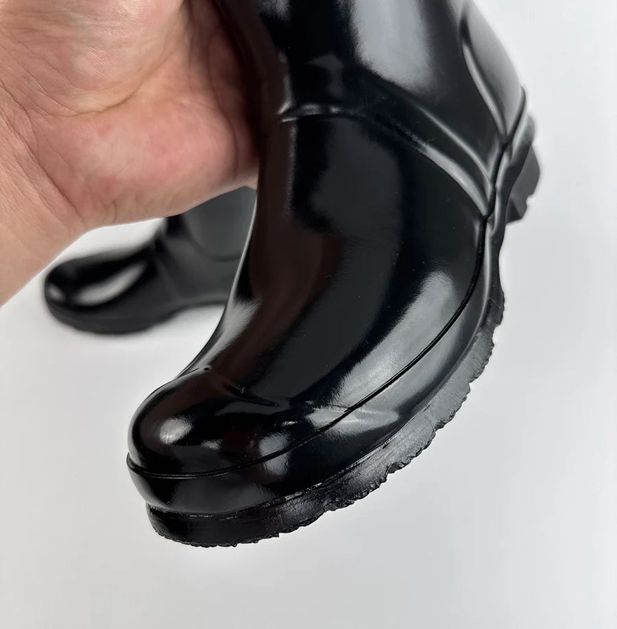 حذاء نسائي من الجلد المطرز حتى منتصف الساق