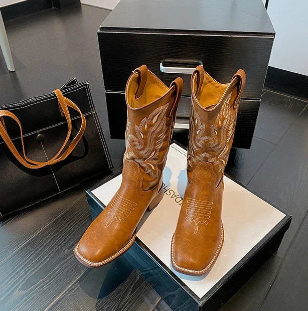 حذاء نسائي متوسط الساق من الجلد مطرز باللون الوردي