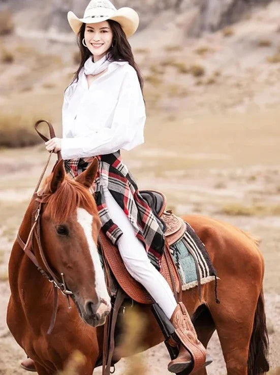 حذاء نسائي متوسط الساق من الجلد مطرز باللون الوردي