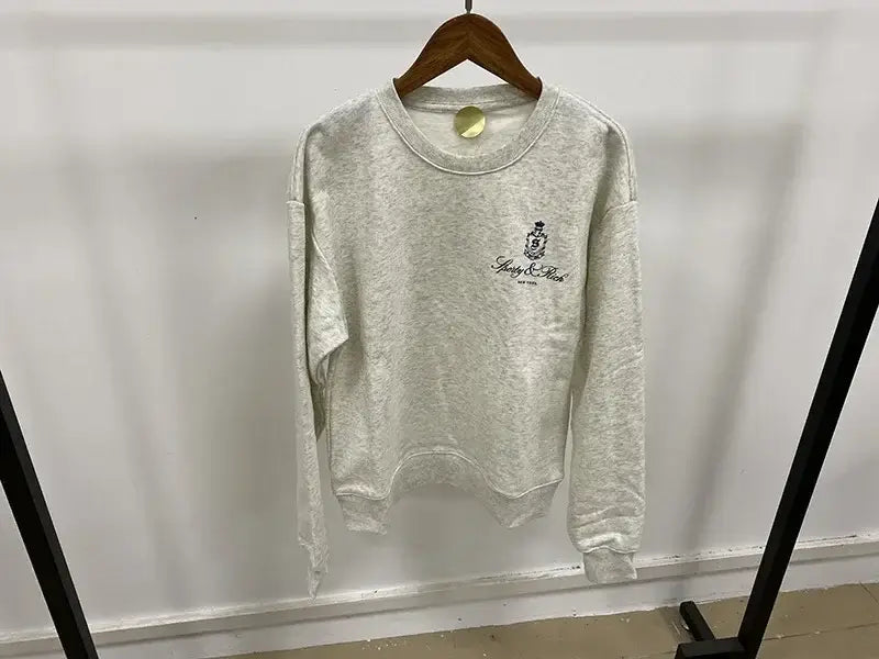 سويت شيرت نسائي بطبعة حروف عتيقة برقبة دائرية