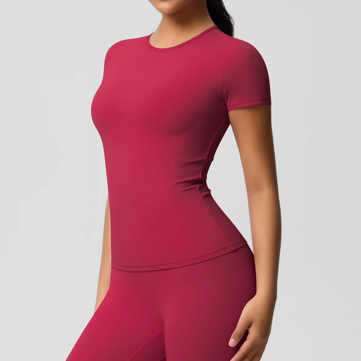 بلوزة رياضية نسائية مرنة وسريعة الجفاف
