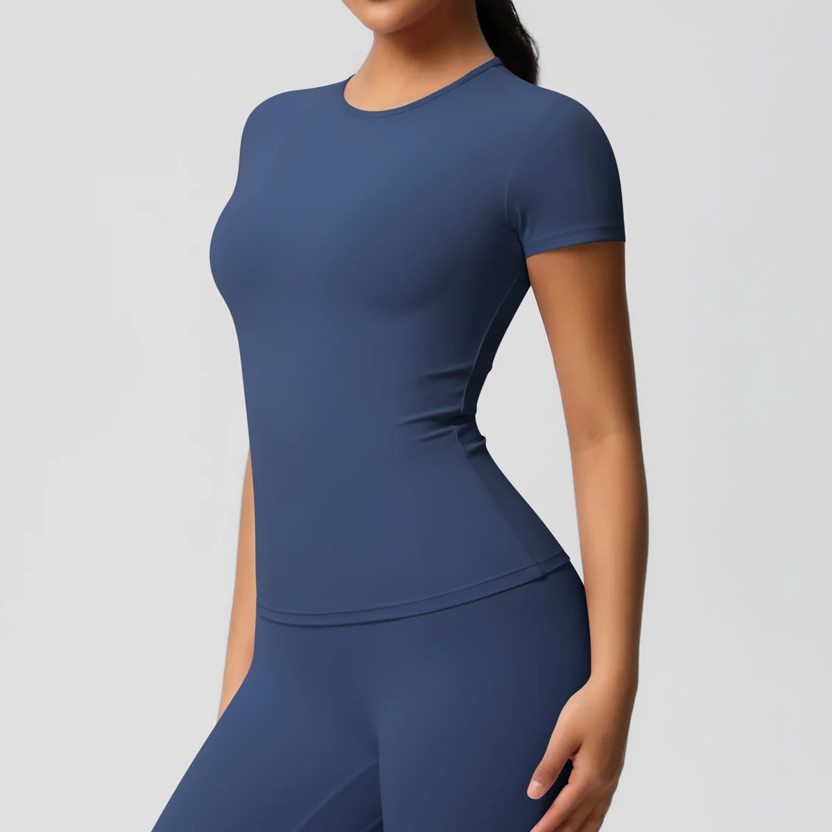 بلوزة رياضية نسائية مرنة وسريعة الجفاف