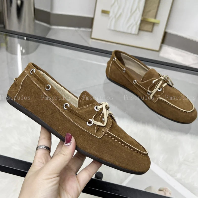 صندل نسائي بكعب منخفض وحزام مطوي على شكل قطة