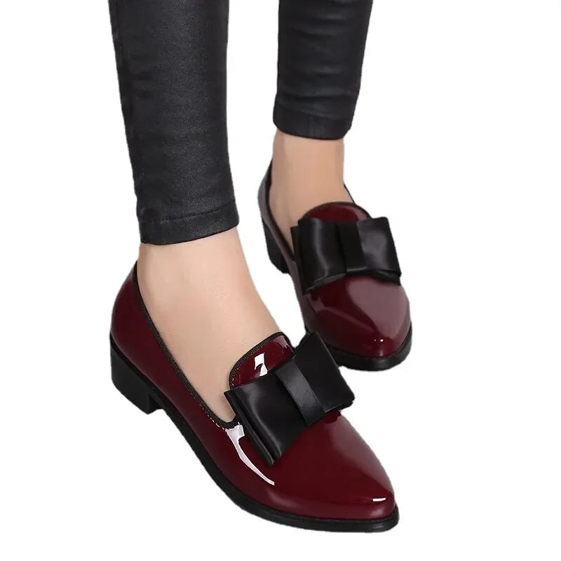 حذاء نسائي من الجلد بمقدمة مستديرة ورباط