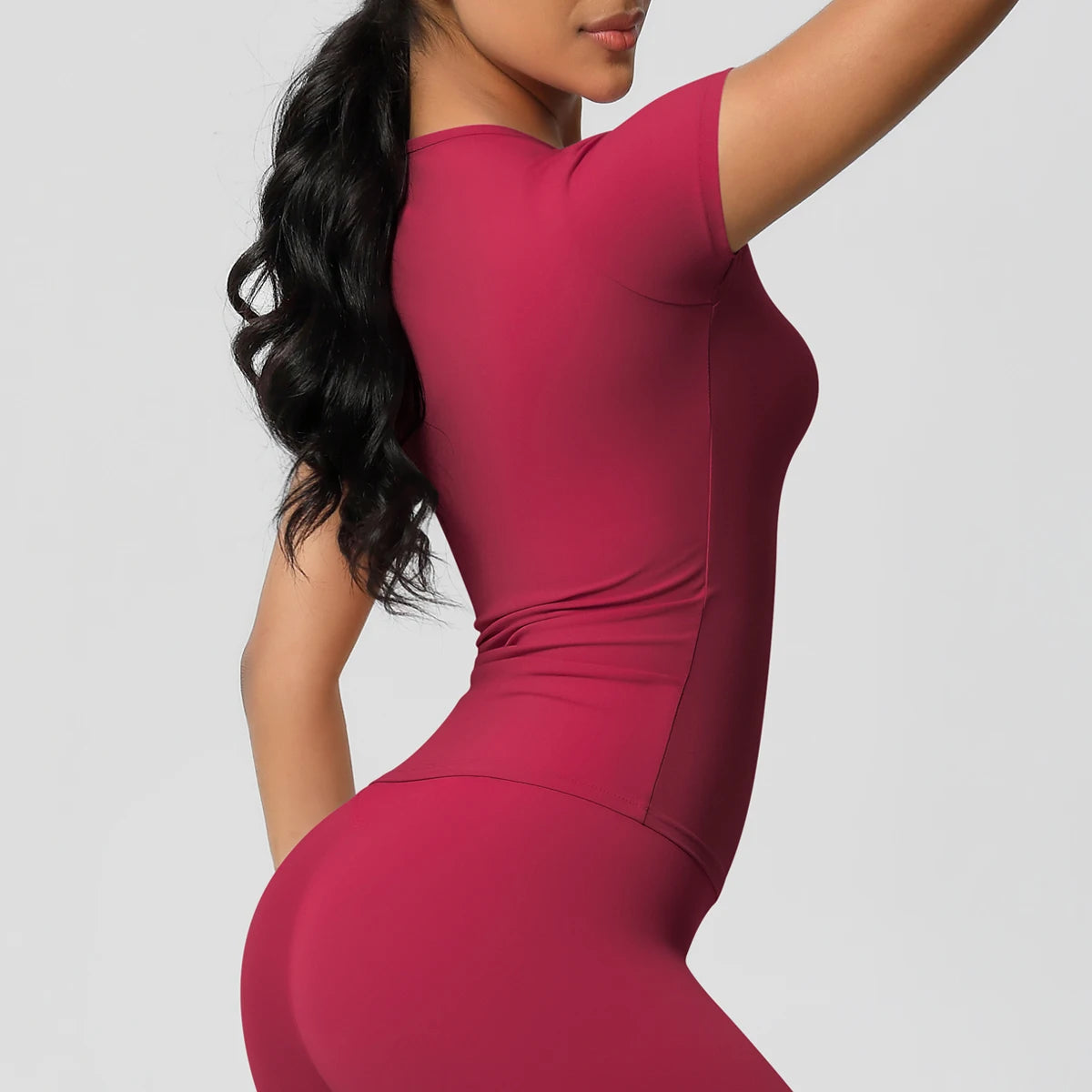 بلوزة رياضية نسائية مرنة وسريعة الجفاف