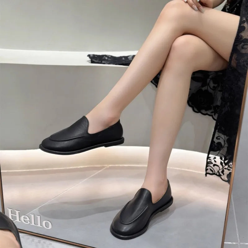 حذاء مسطح نسائي بكعب مدبب وإبزيم من الخلف