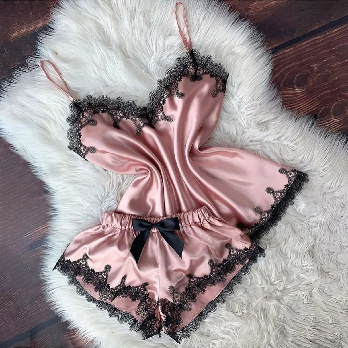 طقم بيجامة نسائية مخملية مع فيونكة