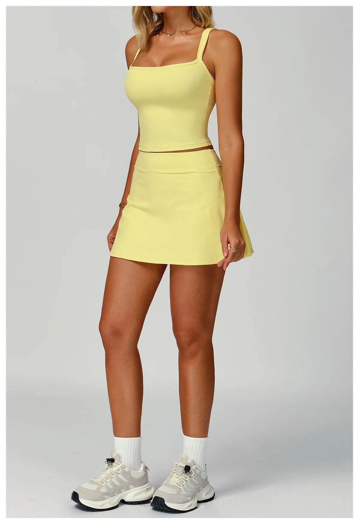 طقم تنورة تنس رياضية للنساء