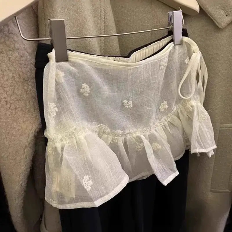 تنورة نسائية من الدانتيل بتصميم Y2K