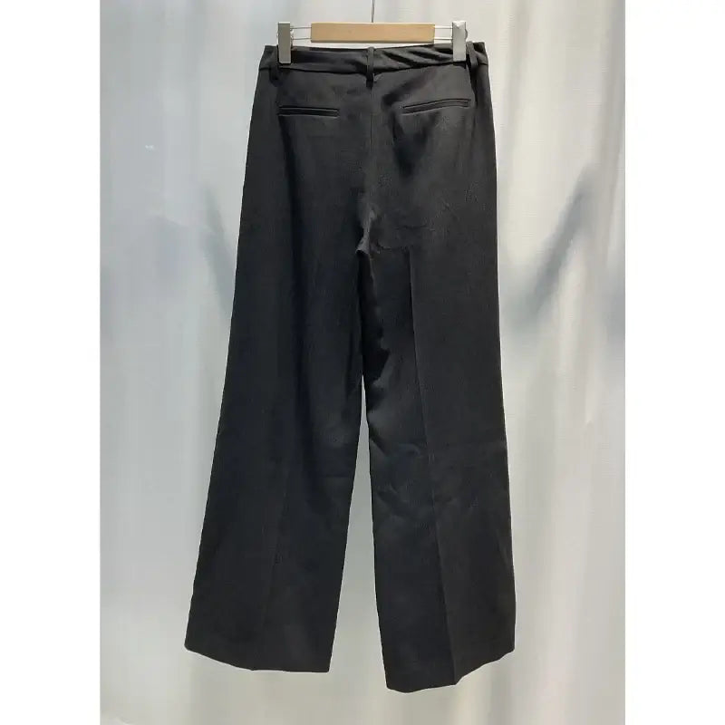 بدلة بليزر وبنطلون رمادي للنساء