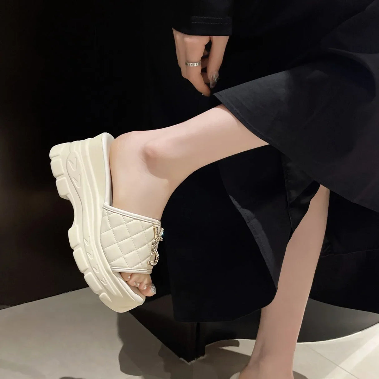 صنادل حروفية أنيقة للنساء