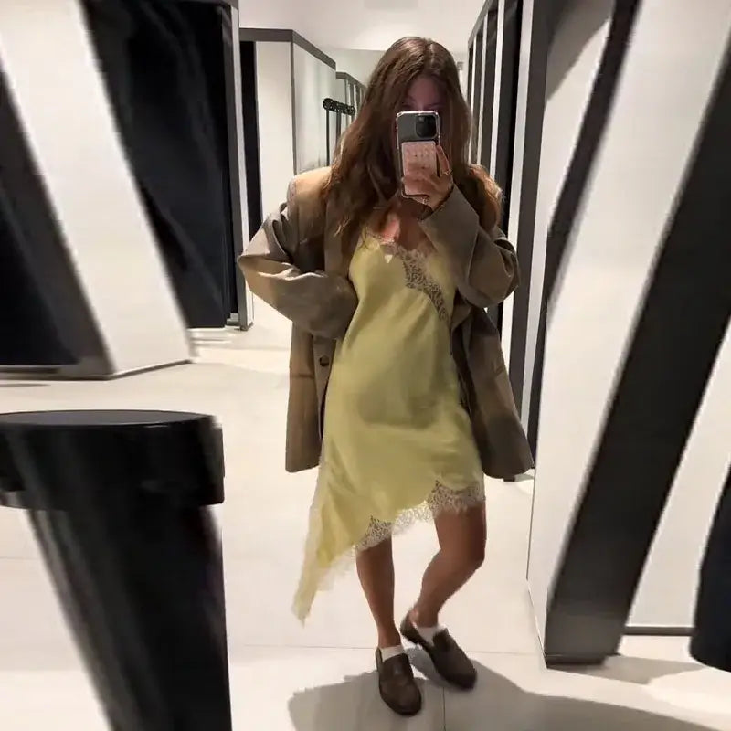 طقم فستان وسترة من الدانتيل المرقّع للنساء