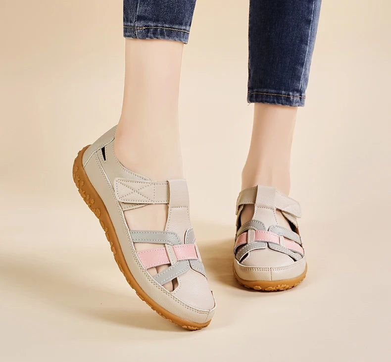 صنادل نسائية صيفية مسطحة بأصابع مغطاة للمشي