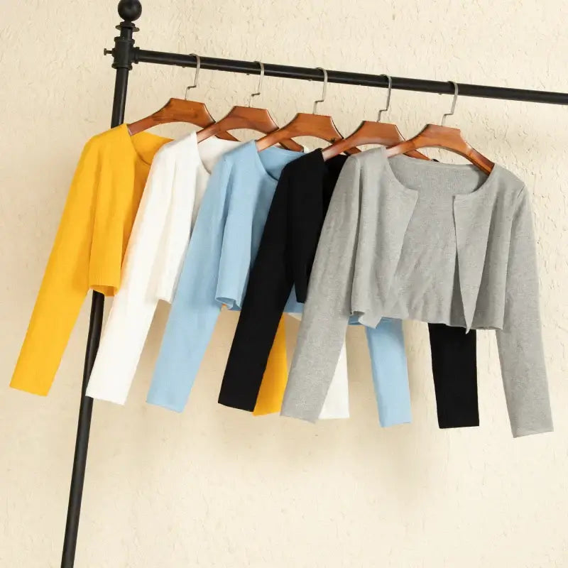 سترة نسائية سوداء قصيرة محبوكة