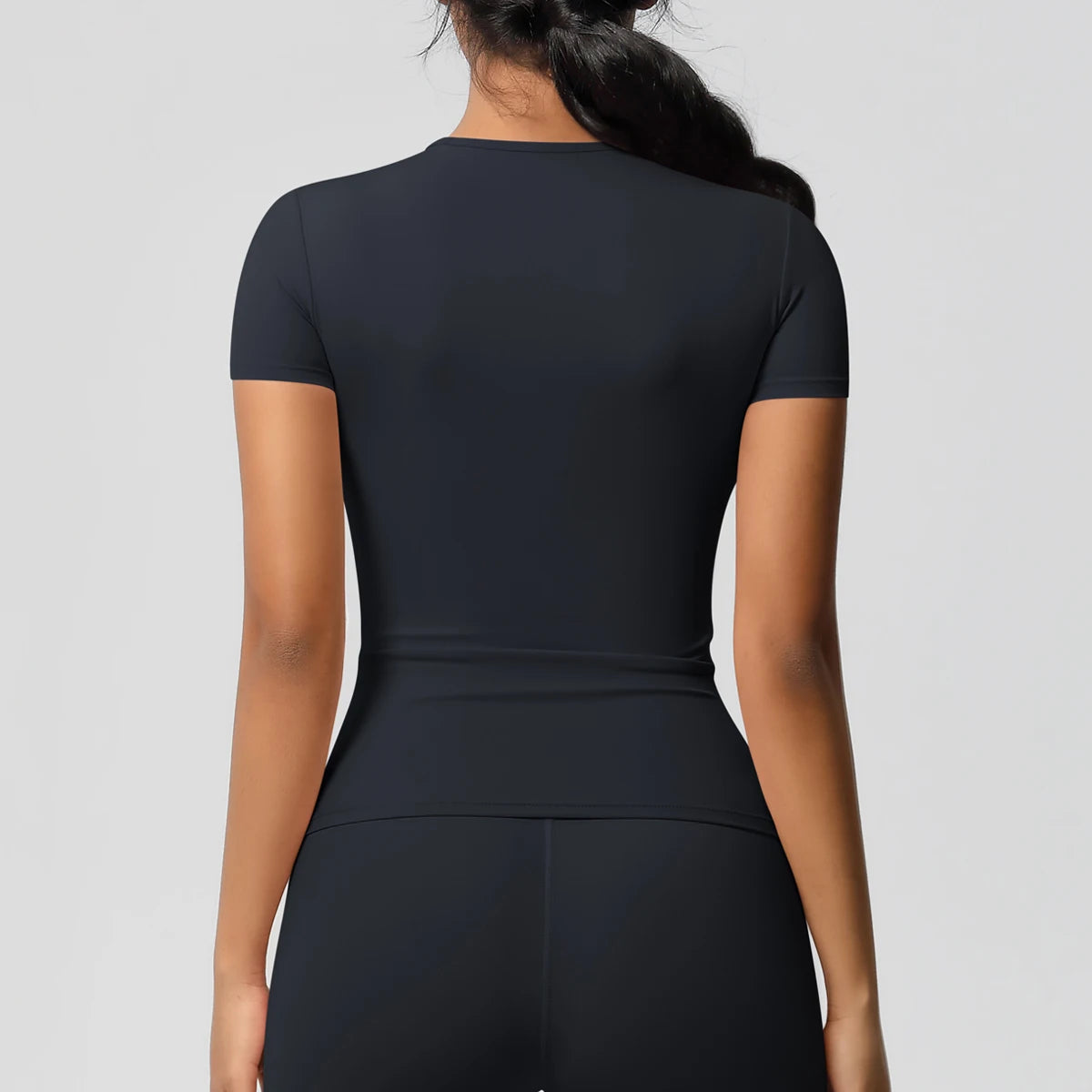 بلوزة رياضية نسائية مرنة وسريعة الجفاف