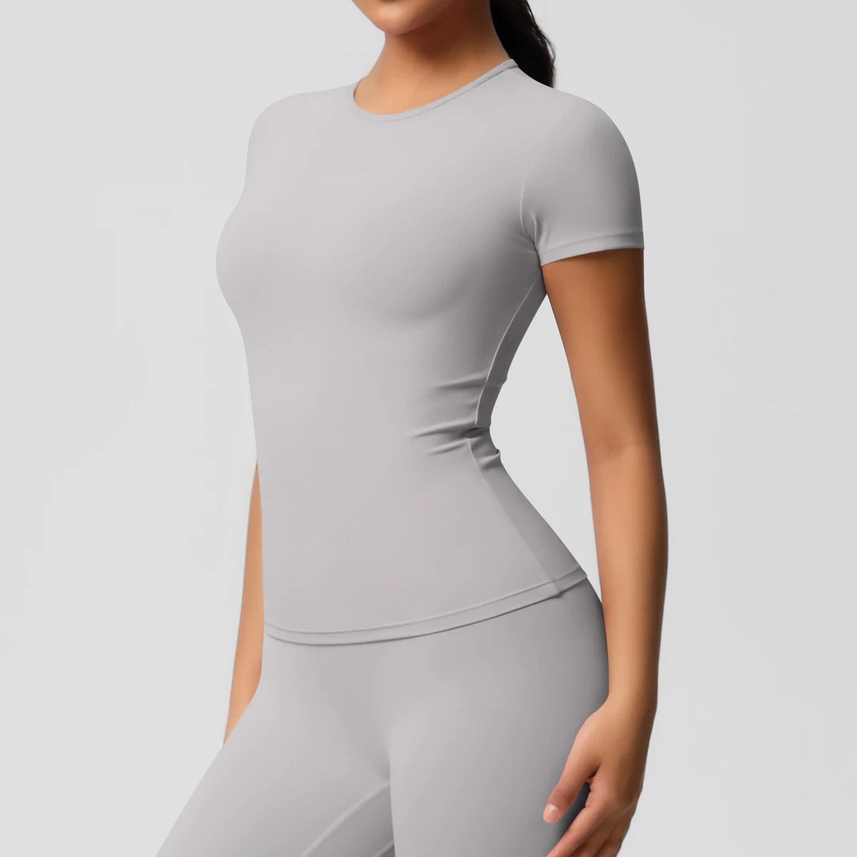 بلوزة رياضية نسائية مرنة وسريعة الجفاف