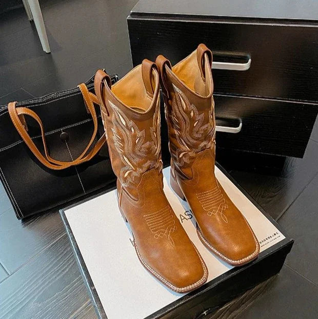 حذاء نسائي متوسط الساق من الجلد مطرز باللون الوردي