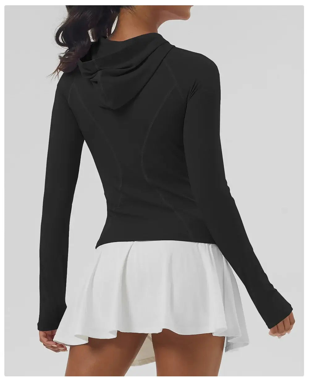 سترة لياقة بدنية نسائية بقصّة Slim Fit مع غطاء للرأس