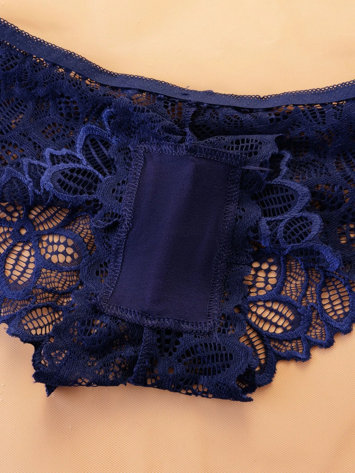 طقم حمالة صدر دانتيل متباين للنساء