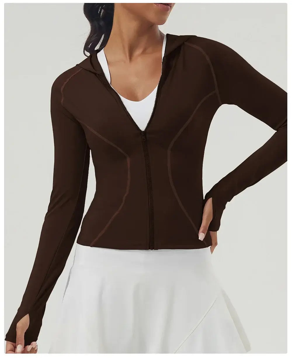 سترة لياقة بدنية نسائية بقصّة Slim Fit مع غطاء للرأس