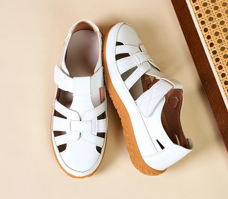 صنادل نسائية صيفية مسطحة بأصابع مغطاة للمشي