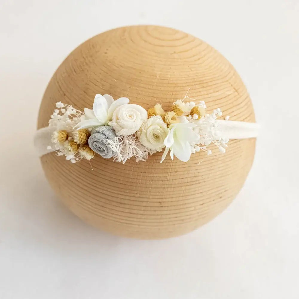 Adjustable faux flower headband for newborn photography featuring white and yellow flowers, ideal for girls aged 0-6 months.