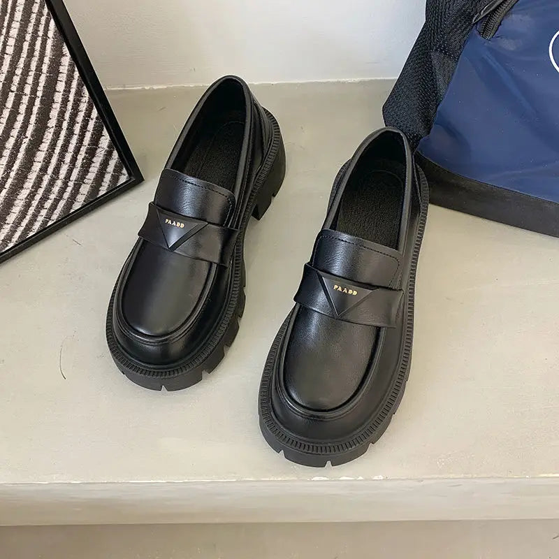 حذاء مكتب نسائي أسود بكعب منخفض