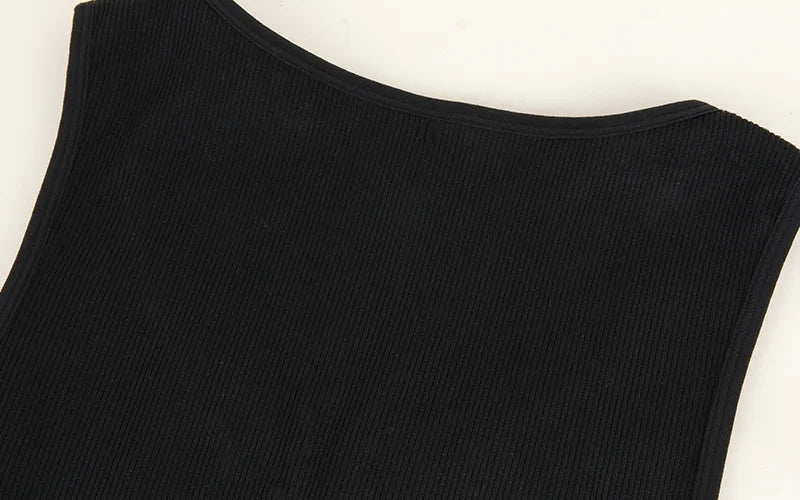 توب نسائي بدون أكمام بفتحة رقبة على شكل حرف V