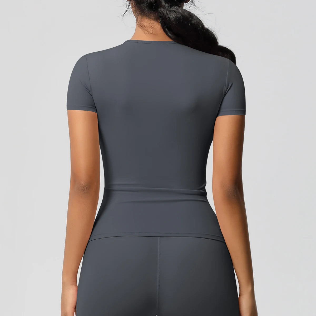 بلوزة رياضية نسائية مرنة وسريعة الجفاف