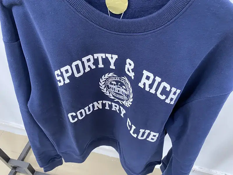 سويت شيرت نسائي بطبعة حروف عتيقة برقبة دائرية