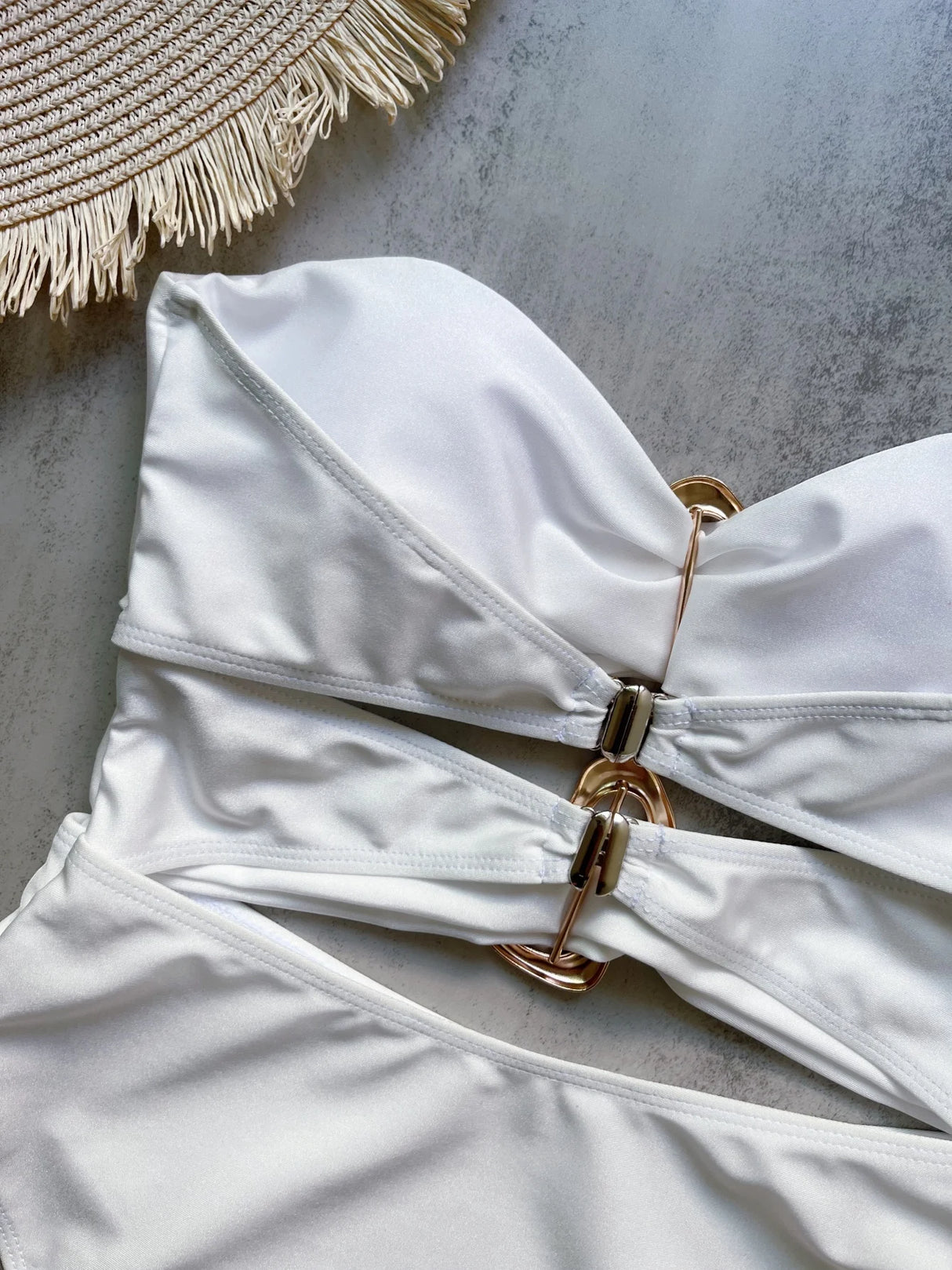 ملابس سباحة نسائية باندو بحلقة معدنية