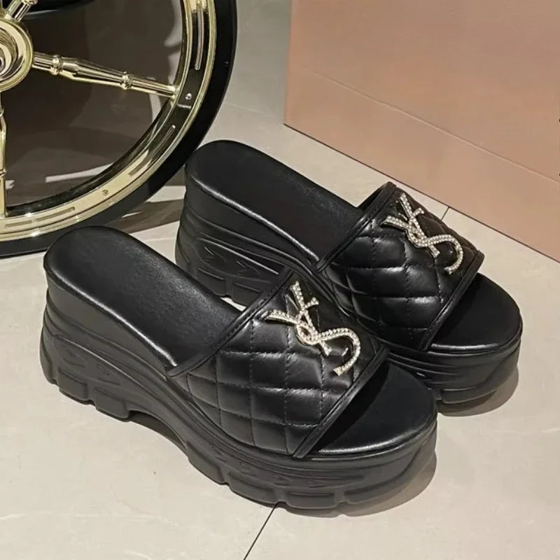 صنادل حروفية أنيقة للنساء