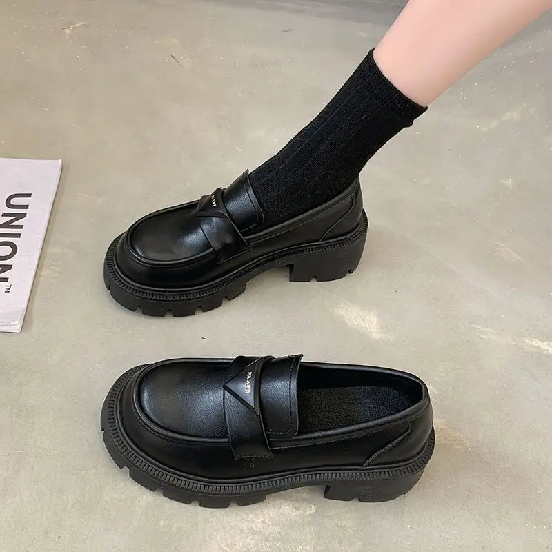 حذاء مكتب نسائي أسود بكعب منخفض