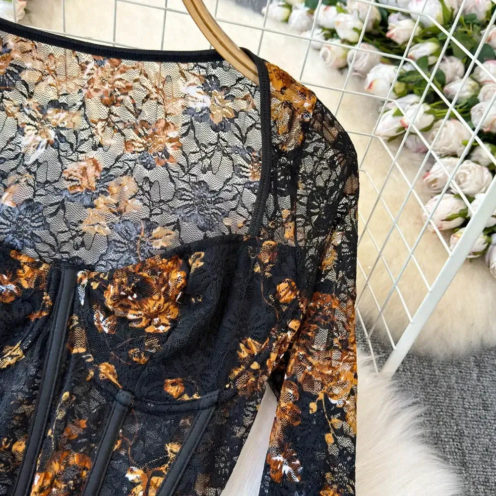 بدلة جسم نسائية مطبوعة بشبكة ورقبة مربعة