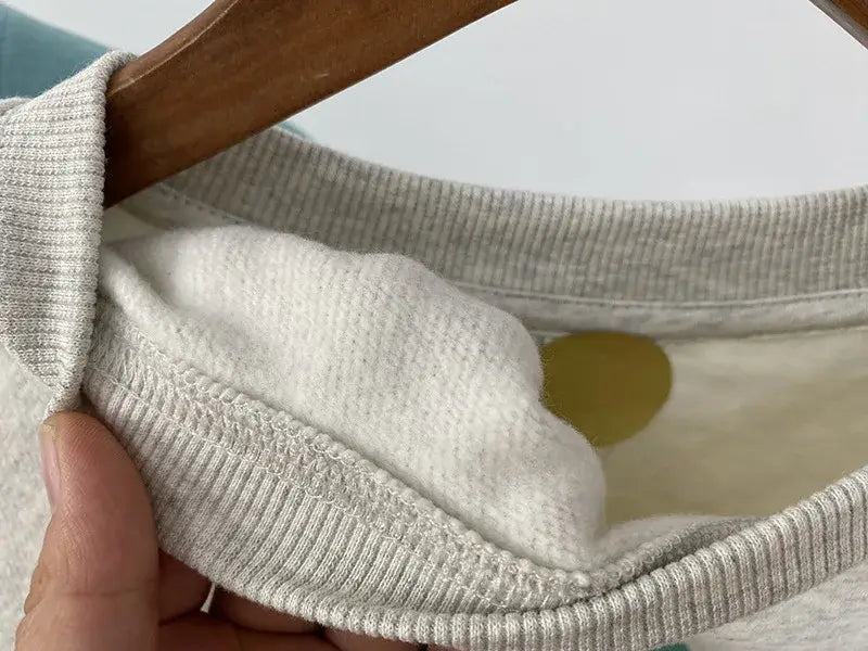 سويت شيرت نسائي بطبعة حروف عتيقة برقبة دائرية