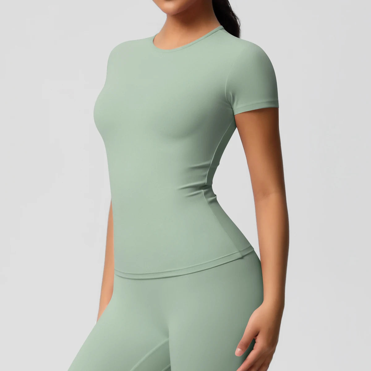 بلوزة رياضية نسائية مرنة وسريعة الجفاف