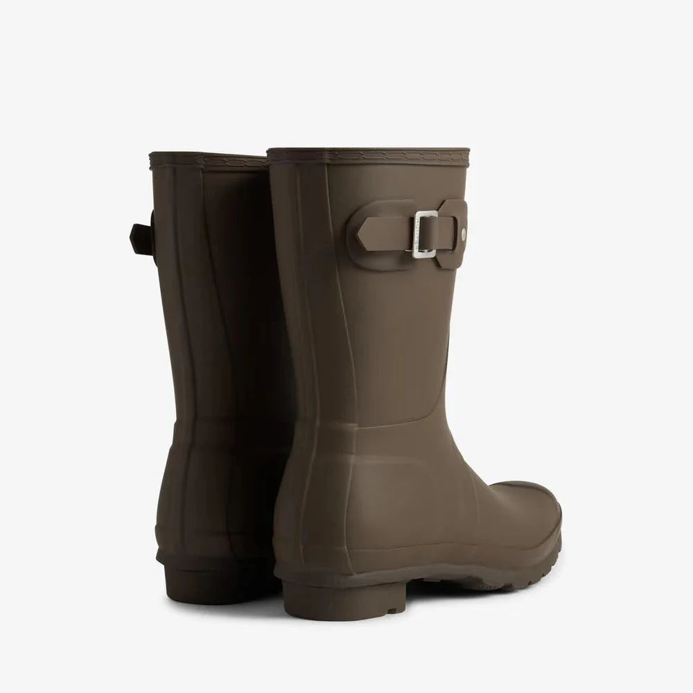 حذاء نسائي من الجلد المطرز حتى منتصف الساق